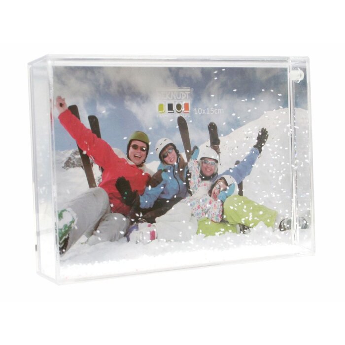 Cornice in plastica con neve e orpelli