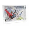 Cornice in plastica con neve e orpelli