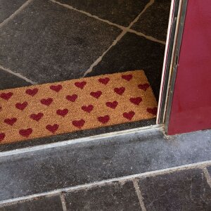 Tappeto da porta Hearts in marrone - 75x22x2 cm