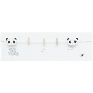 Parete di legno bianco con mollette e motivo di panda...