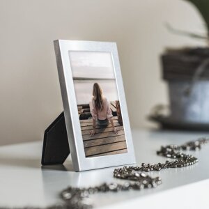 Portafoto Hama in alluminio Riva 13x18 cm argento con supporto da tavolo e appendino