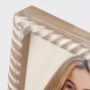 Portafoto in legno ZEP Lisse 13x18 cm marrone con struttura scanalata