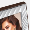 Cornice per foto ZEP Peschici argento lucido 13x18 cm in metallo con supporto da terra