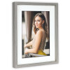 Cornice per foto in legno ZEP ASOS con effetto passepartout Grigio e Natura 10x15-15x20 cm