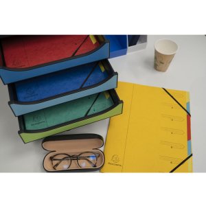 Organizzatore in cartone Manila 400g pinzato con 7 scomparti e banda elastica, per formato din a4 colori assortiti